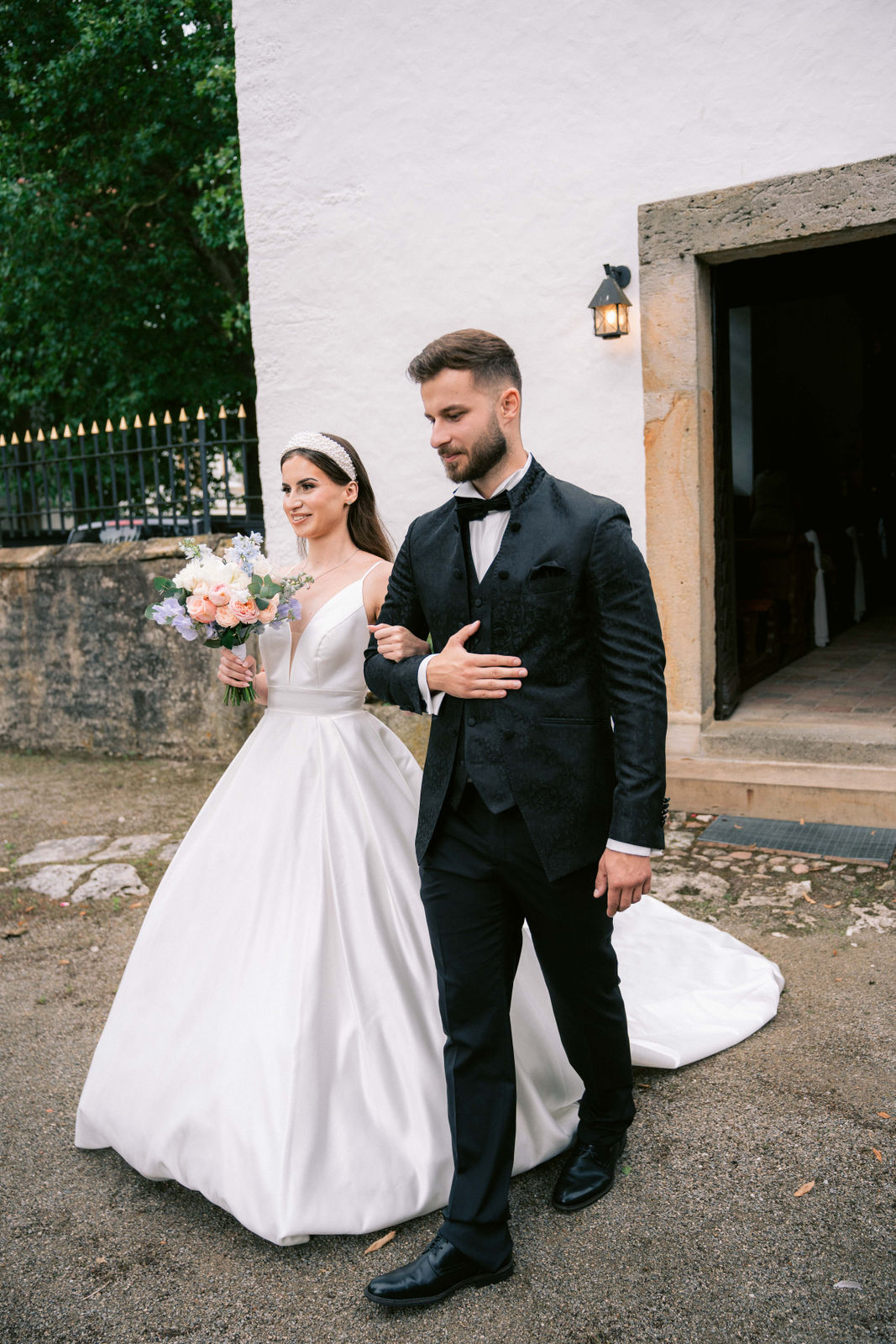 der weg zum altar mit freunden und familie schwarzer anzug und brautkleid