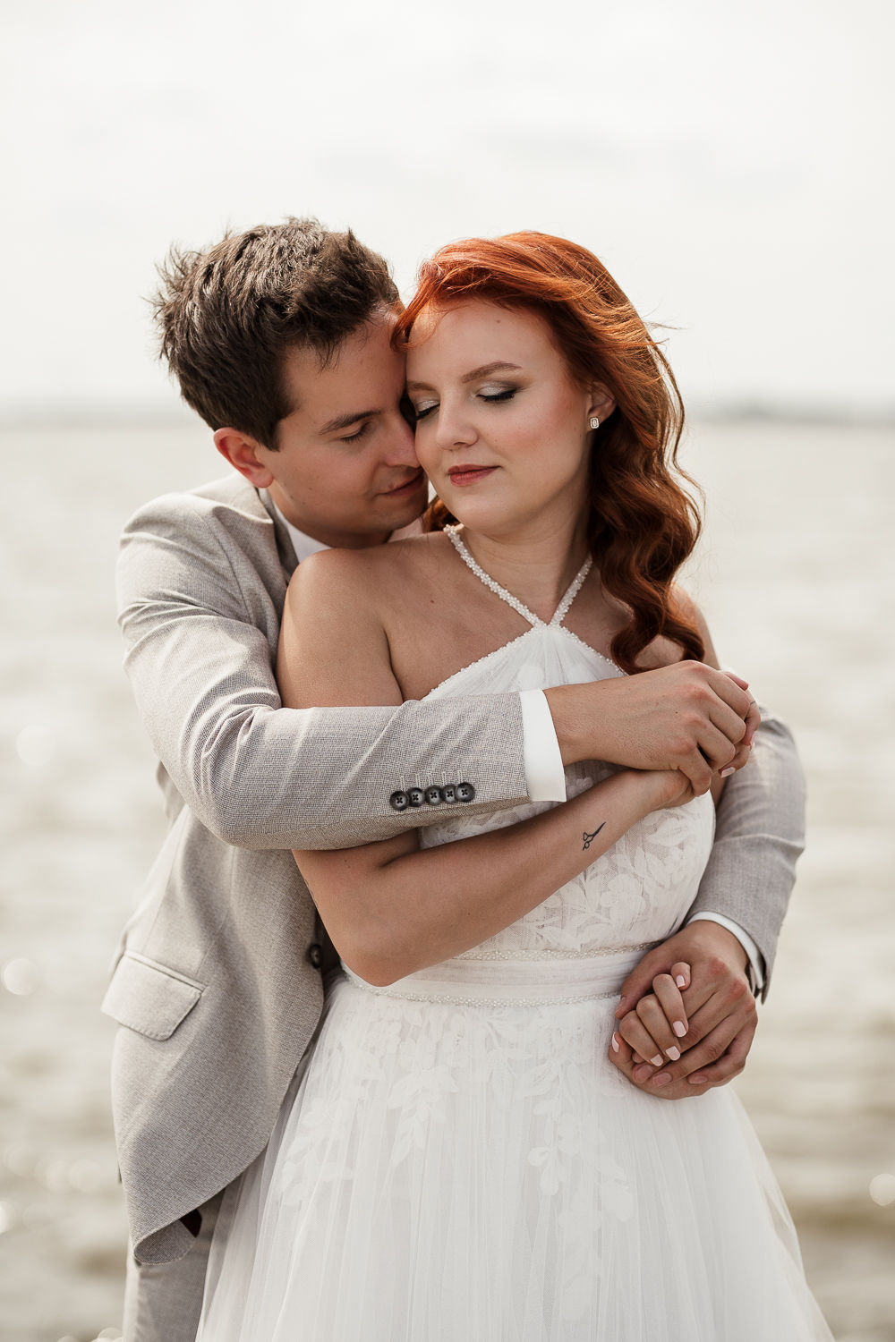 glückliches paar heiratet am see
