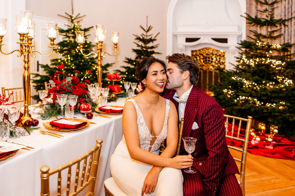 Weihnachtshochzeit Brautpaar vor geschmücktem Weihnachtsbaum