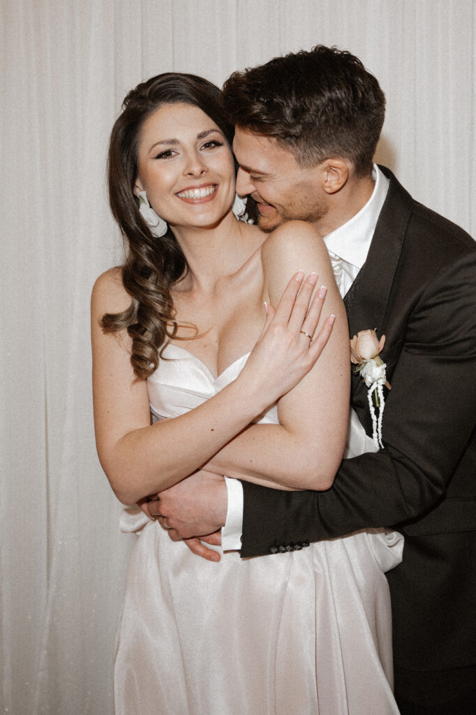 Verliebtes Brautpaar umarmt sich lachend auf Schloss Ovelgönne – Beleza Weddings & Events