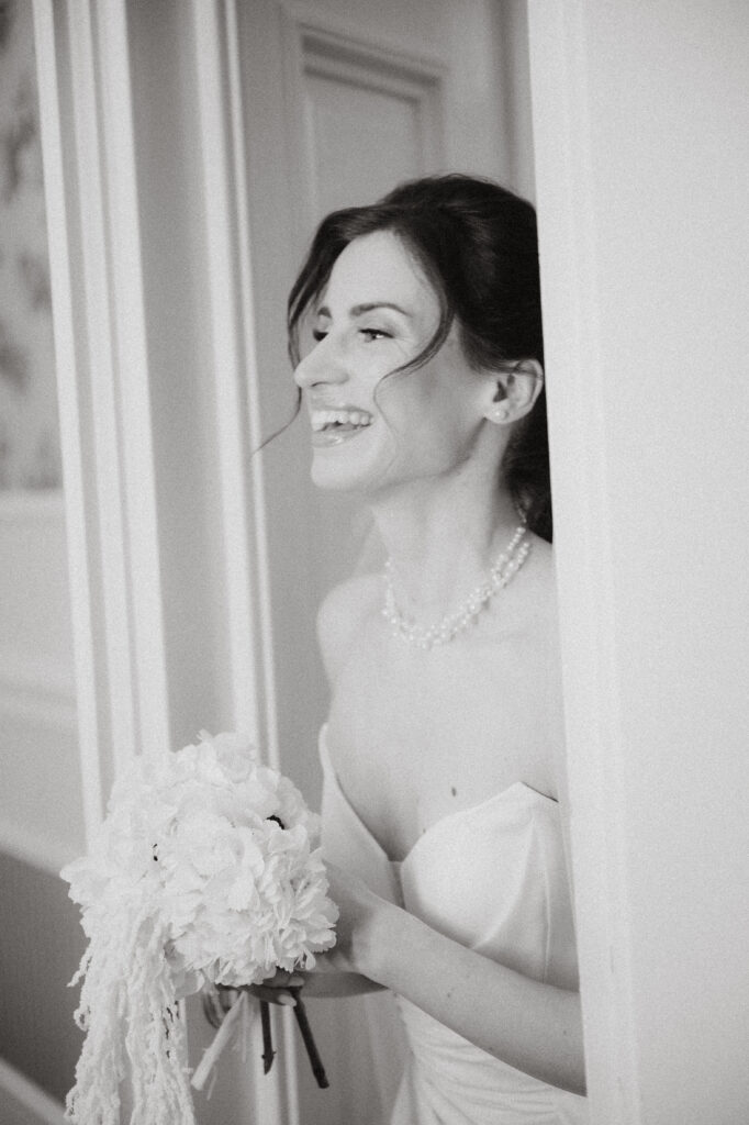 braut lächelt mit einem brautstrauss in der hand - beleza weddings und events