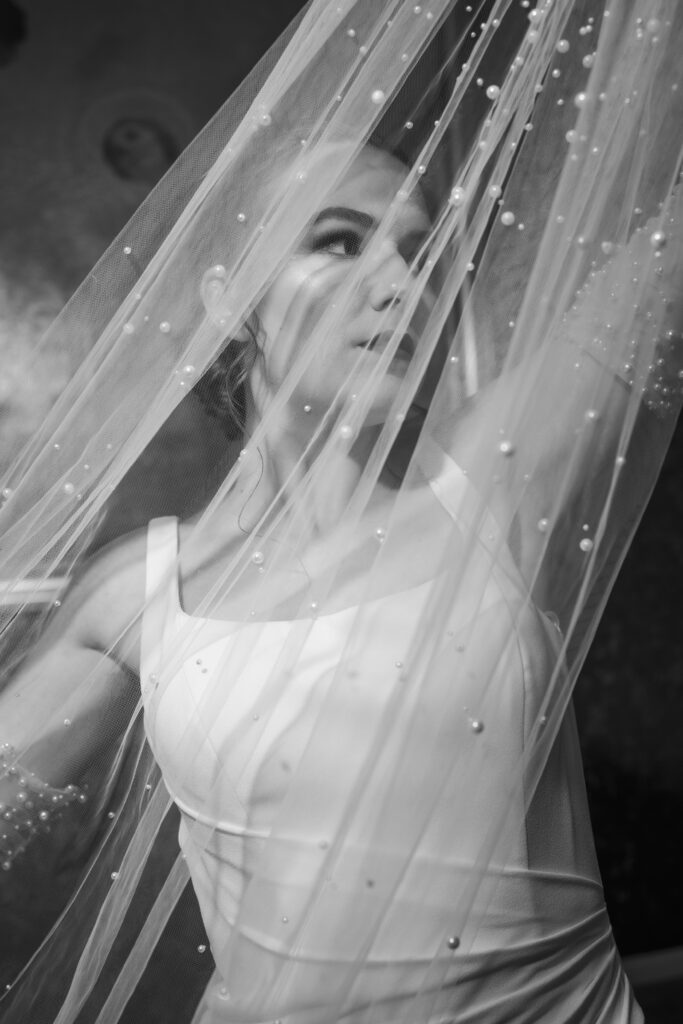 Braut von vorne mit eleganter Hochsteckfrisur und großem Schleier – Beleza Weddings & Events