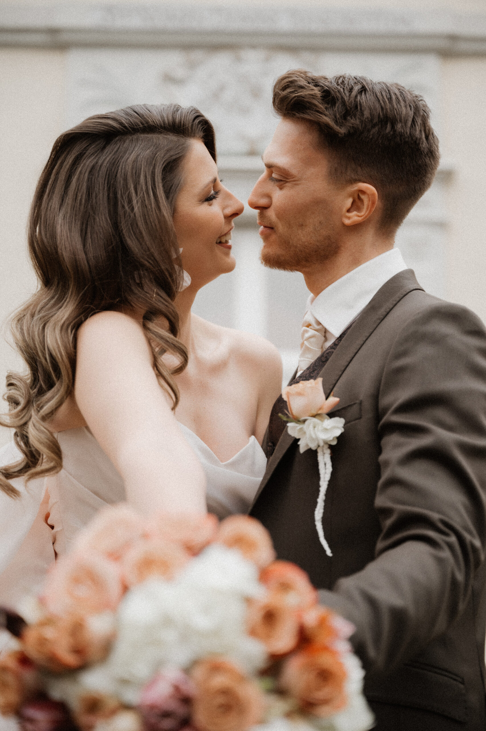 brautpaar schauen sich verliebt an und halten den brautstrauss in der hand-beleza weddings und events