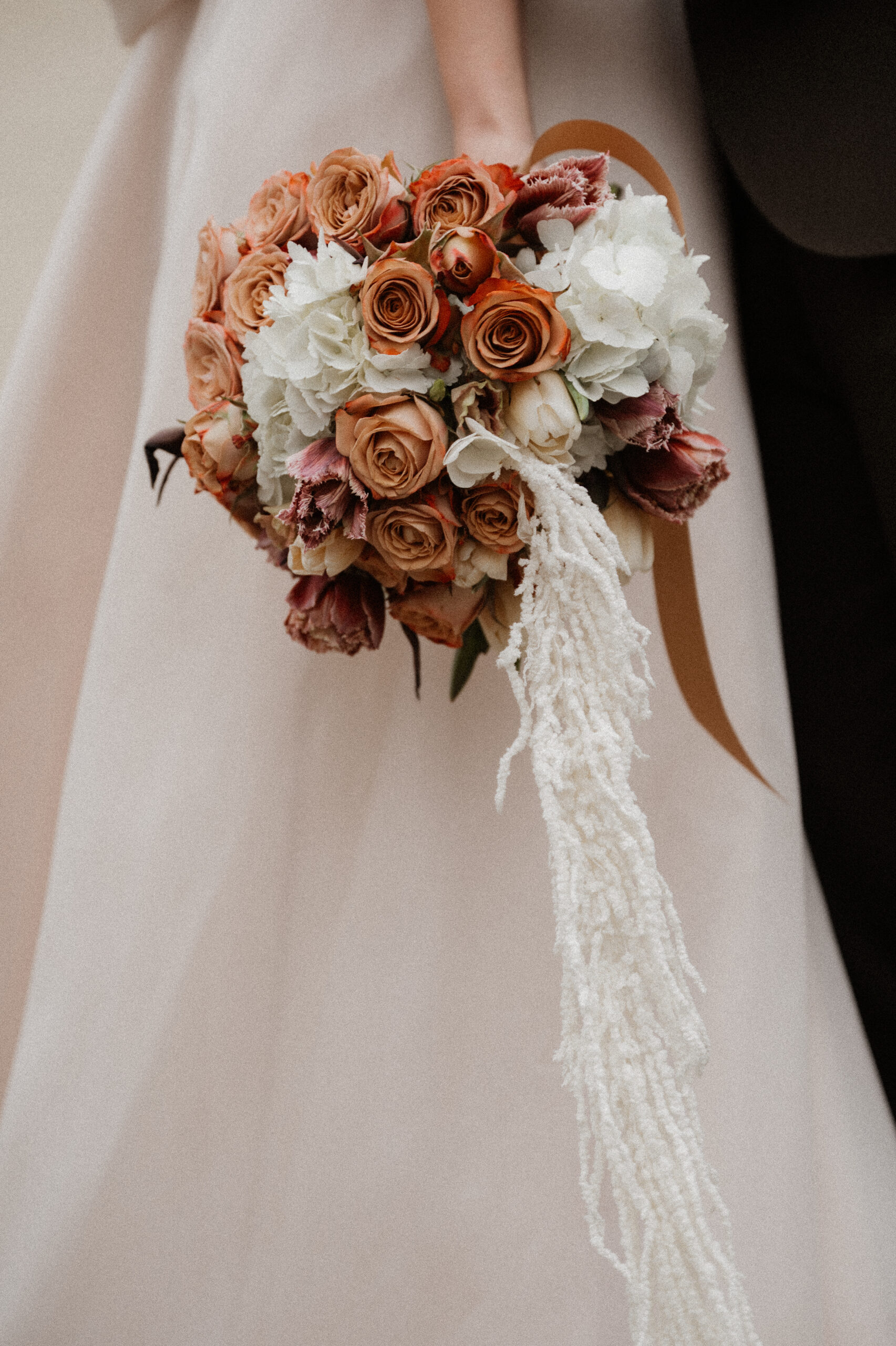 braut hält den brautstrauss - beleza weddings und events