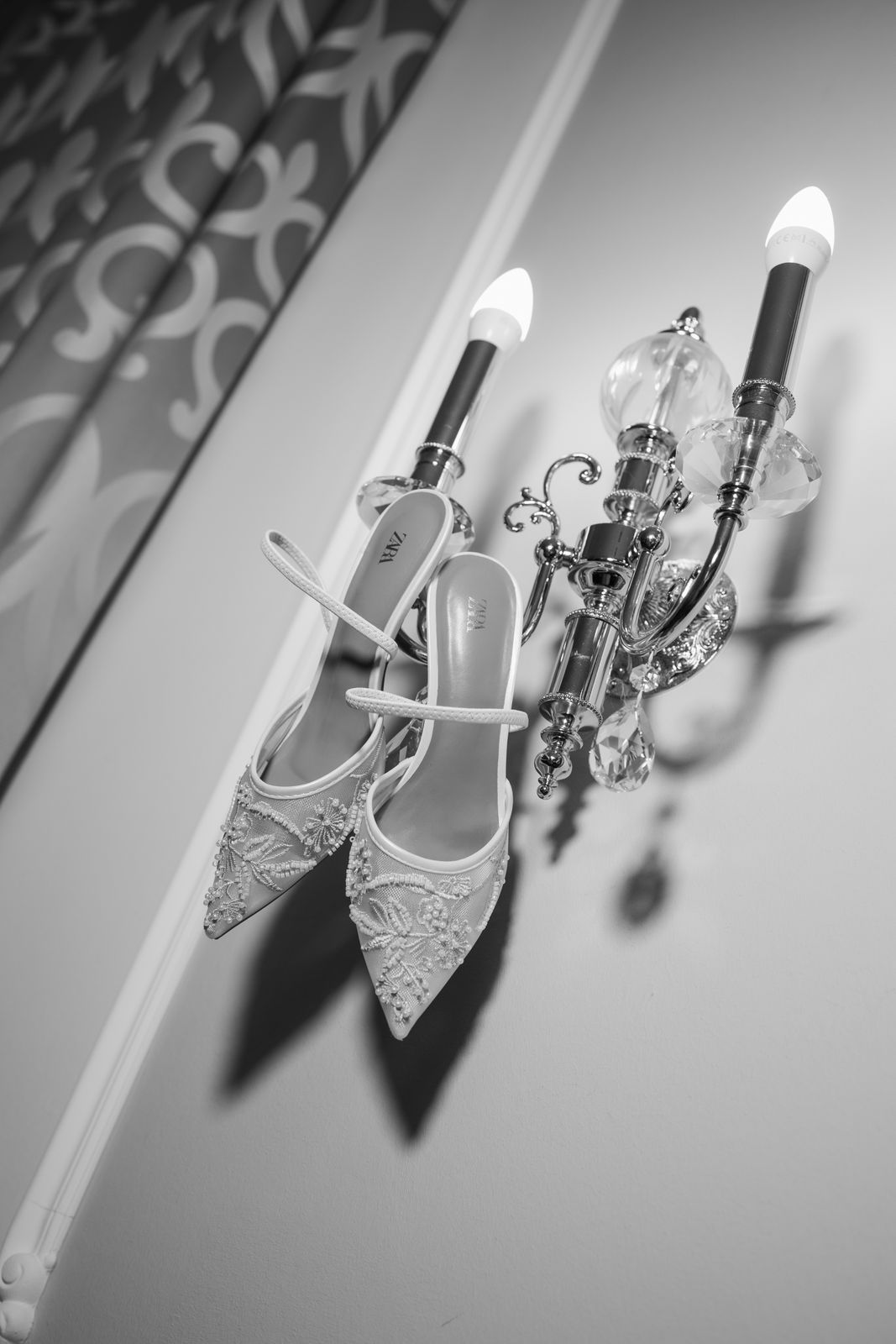 brautschuher hängen an einem kronleuchter-beleza weddings und events