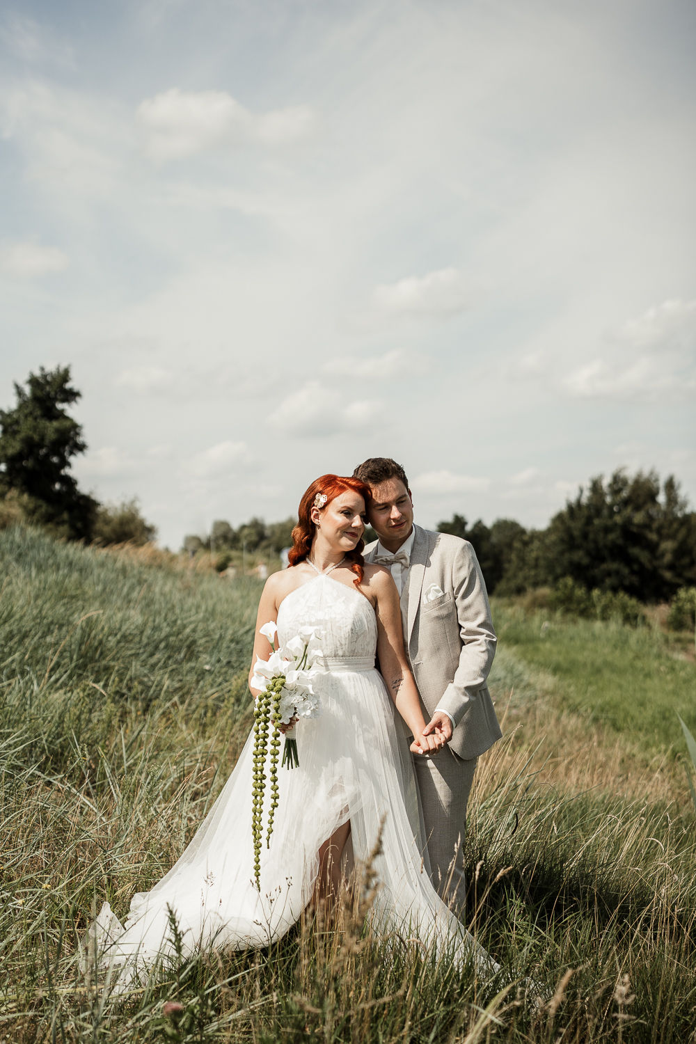 Brautpaar hält Hände beim Destination Wedding Outdoor-Shooting – Braut im fließenden Tüllkleid – Beleza Weddings & Events