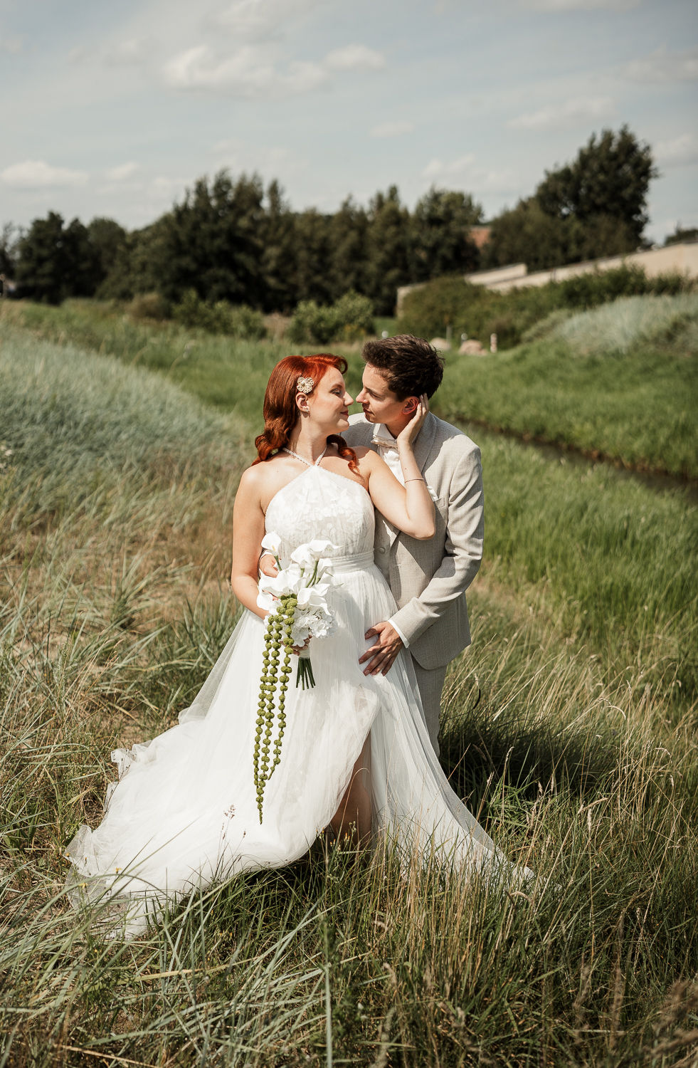 Verliebtes Brautpaar beim romantischen Outdoor-Shooting – Braut im weißen Tüllkleid mit Calla-Strauß – Beleza Weddings & Events