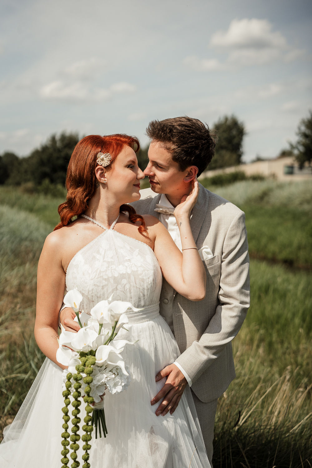 Romantisches Brautpaar-Portrait beim Destination Wedding – Braut mit weißem Calla-Brautstrauß und Haarschmuck, inniger Moment mit dem Bräutigam – Beleza Weddings & Events