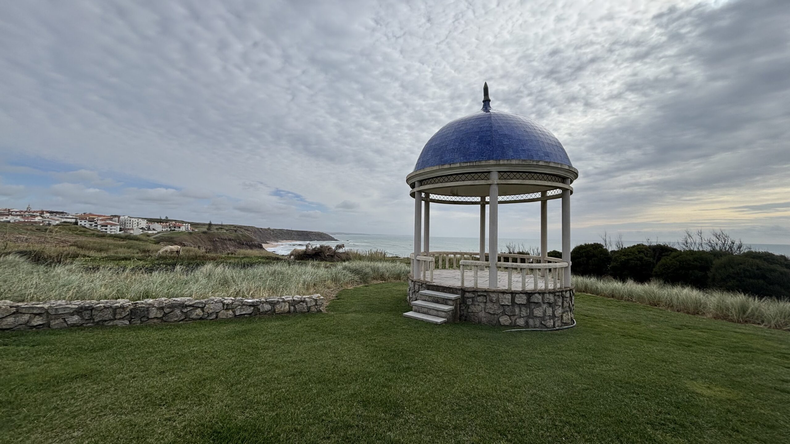 Eleganter weißer Pavillon mit blauer Kuppel und Meerblick – Destination Wedding Location Beleza Weddings & Events