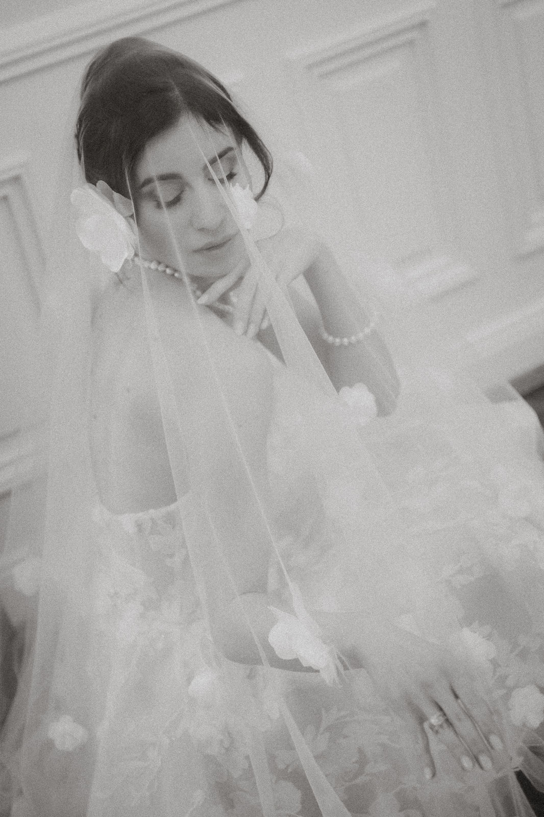 braut posiert mit einem schleier über den kopf - beleza weddings und events