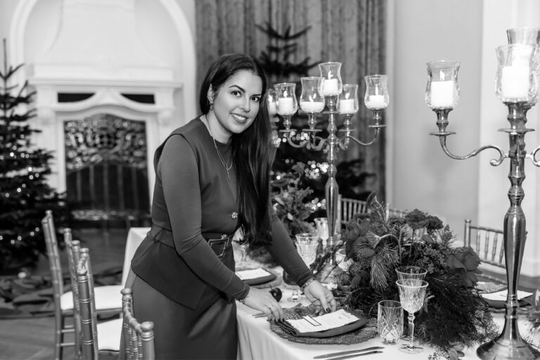 hochzeitsplanerin lächelt an einem gedeckten tisch-beleza weddings und events