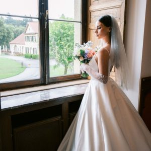 hochzeitskleid braut am fenster fotoshooting