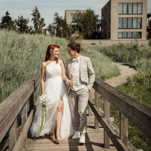 fotoshooting auf dem steg am see glückliches brautpaar