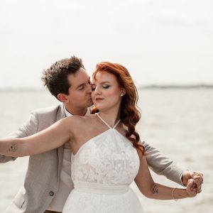 hochzeitspaar fotoshooting am wasser
