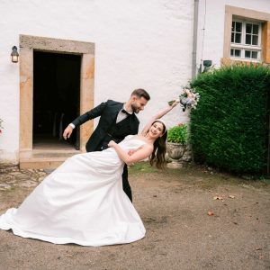 glückliches brautpaar schwarzer anzug und brautkleid